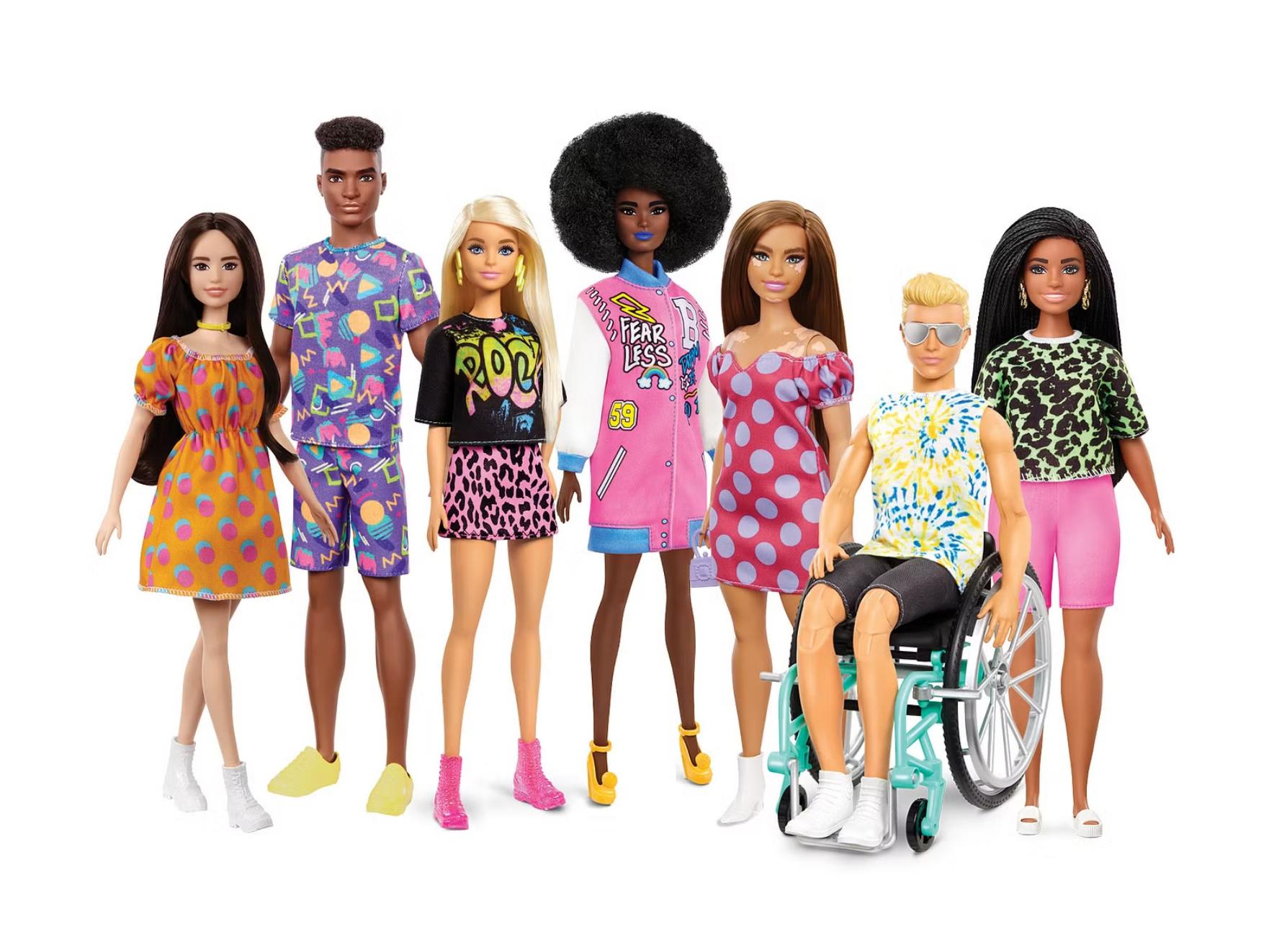 7 Barbies aus der Serie "Fashionistas", die besondere Merkmale aufweisen.