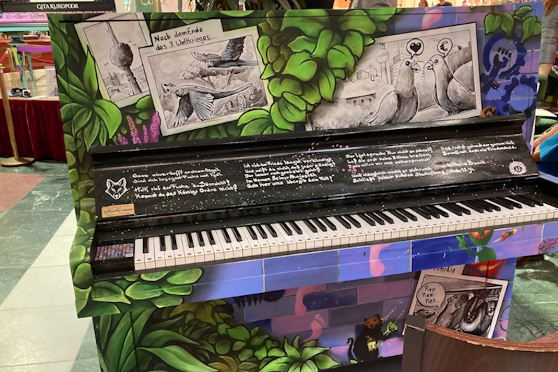Piano in Streetart-Style bemalt mit Ranken und Cartoons in schwarz-weiß