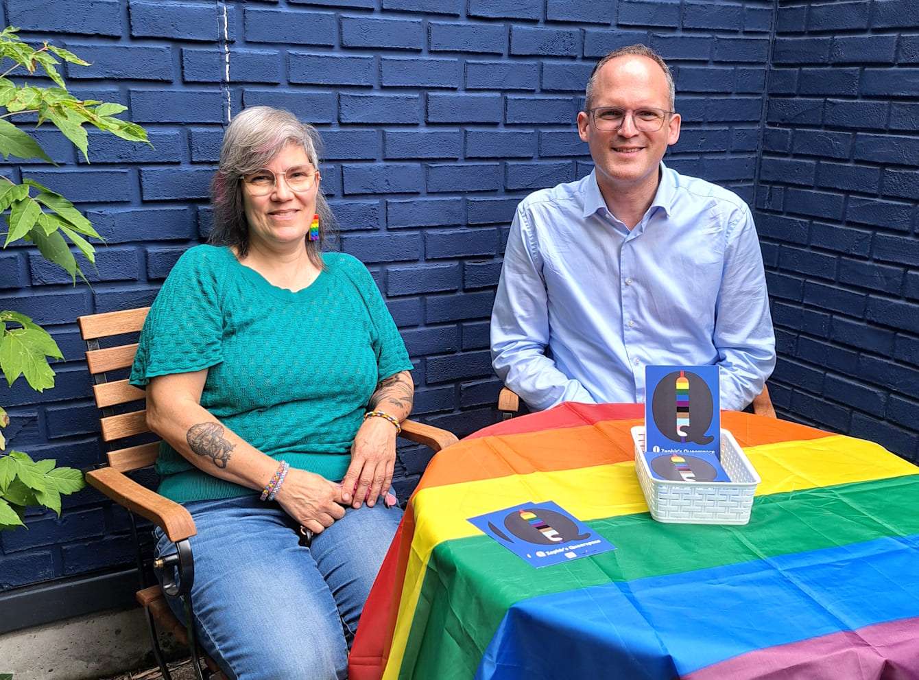 Connie Schuricht (Proejektleitung "Q" im Gespräch mit Sebastian Walter, queerpolitischer Sprecher der Grünen Fraktion im Berliner Abgeordnetenhaus.