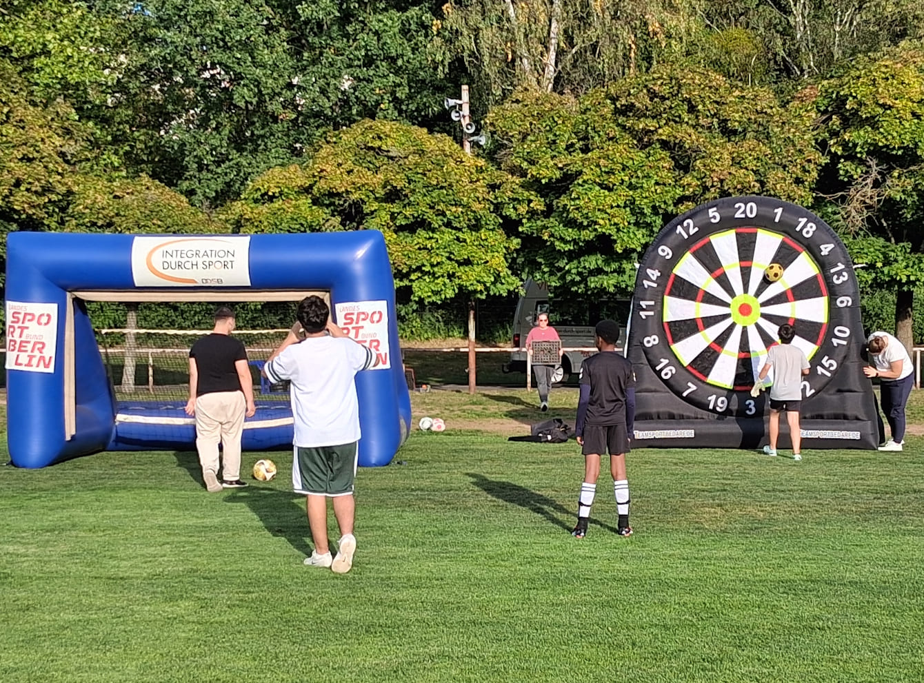 Towand und Glücksrand am Rande eines Fußballfeldes