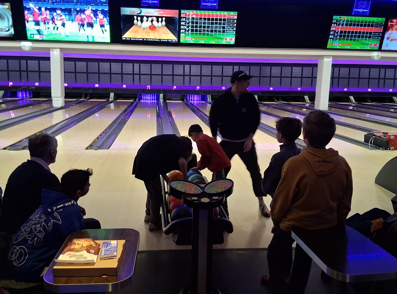 Bowlingbahn mit einer Gruppe junger Spieler:innen