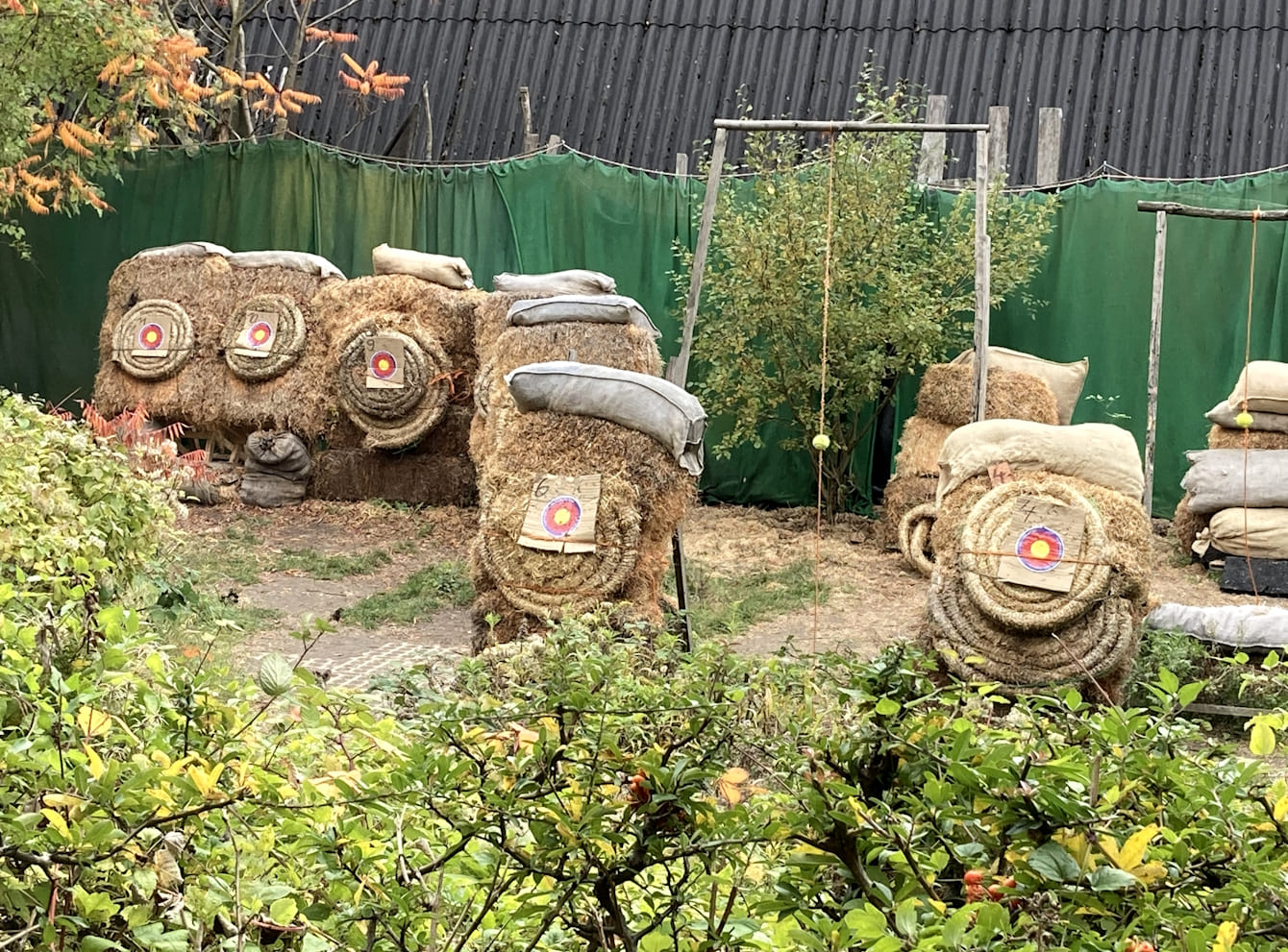 Mehrere Strohballen mit kleinen Zielscheiben auf einem kleinen Schießplatz