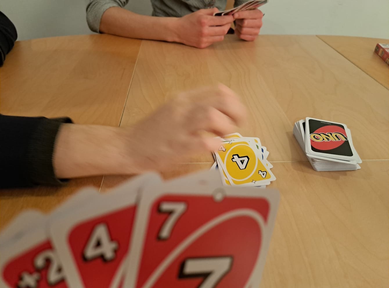 Ein Tisch, auf dem Karten gespielt wird.